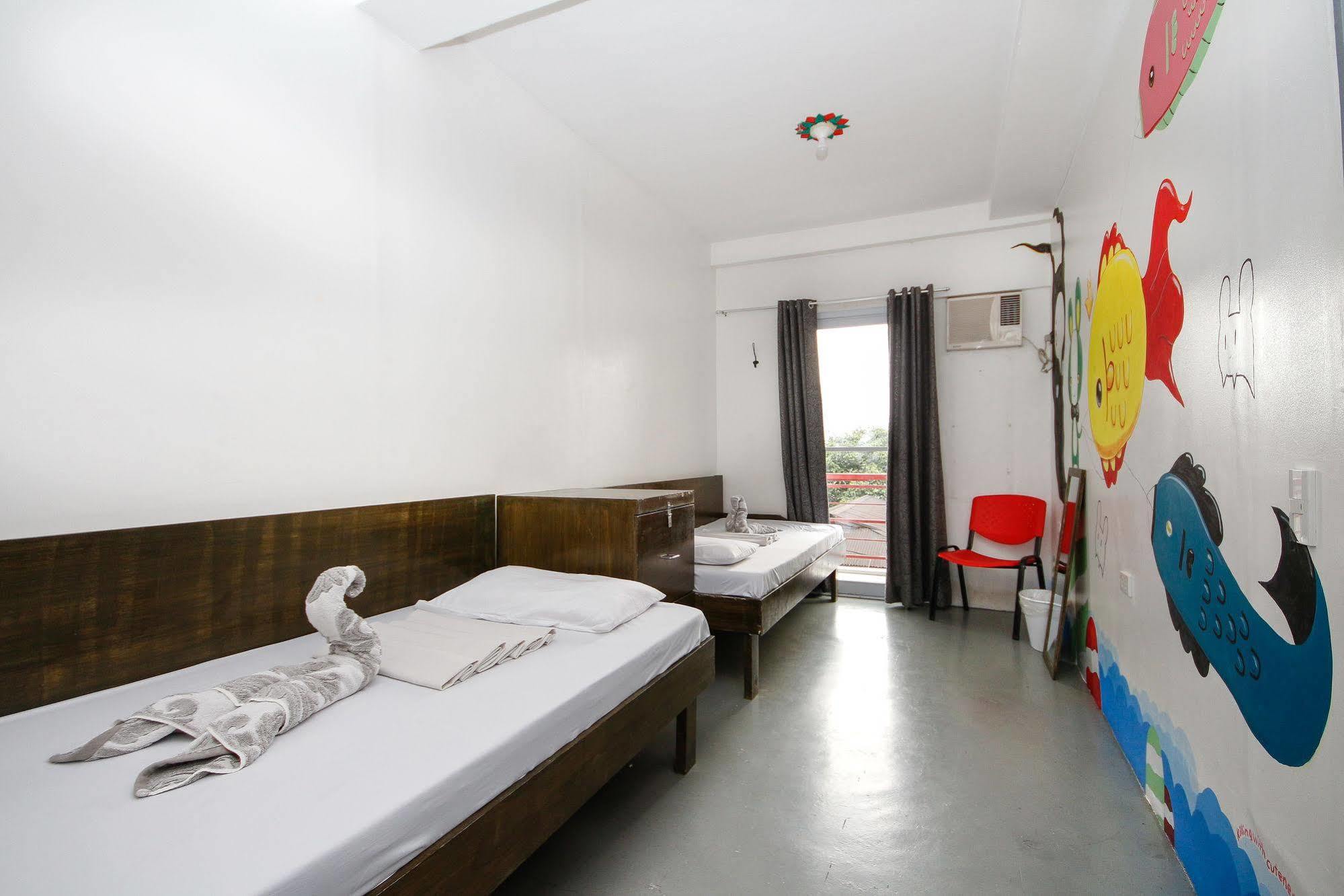 Lokal Hostel Makati City Esterno foto