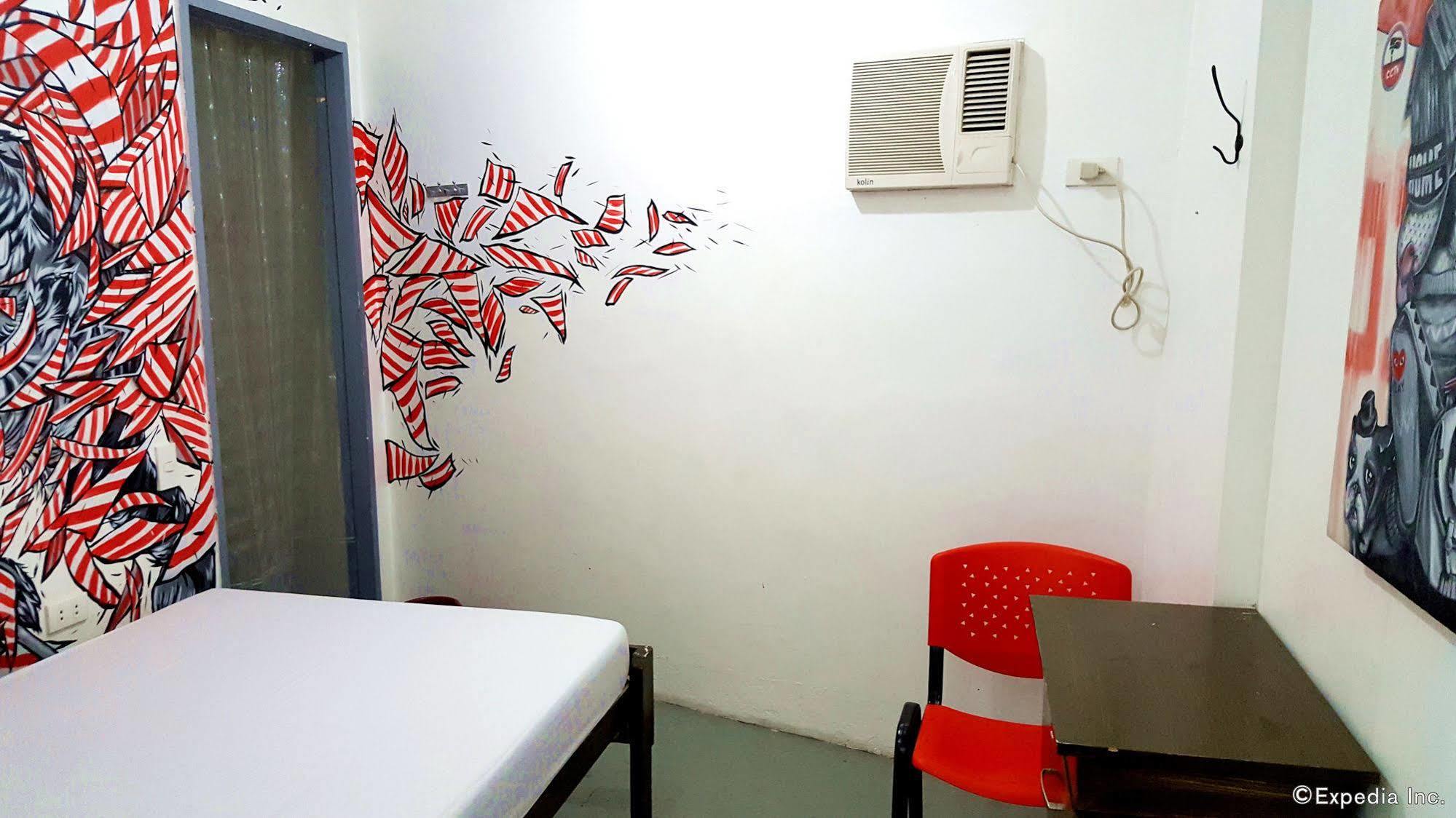 Lokal Hostel Makati City Esterno foto